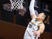 星空体育官网-辽宁男篮艰难获胜，保持不败纪录