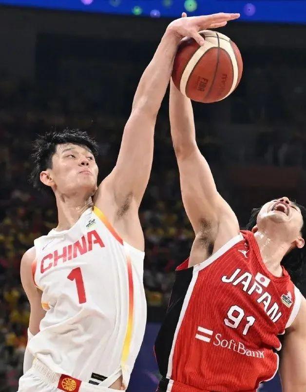 中国篮球队大胜对手，晋级国际比赛的决赛